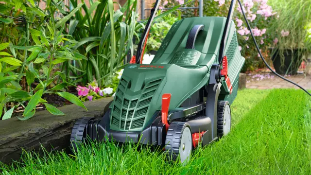 Mowing the lawn and cutting lawn verges — all is done quickly and safely with Bosch.